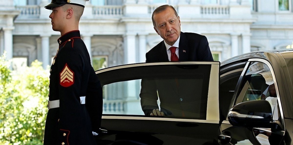 فيديو يظهر أردوغان وهو يشاهد حراسه ينهالون على المعتصمين بالضرب