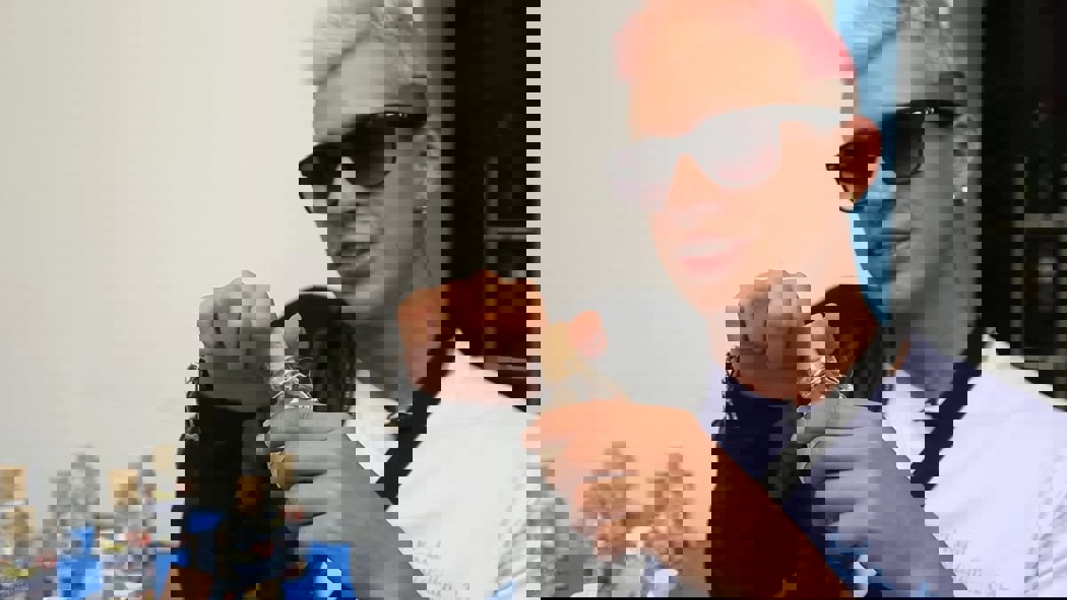 رجل أعمال شاب يجني أموالا طائلة من بيع الهواء (فيديو)