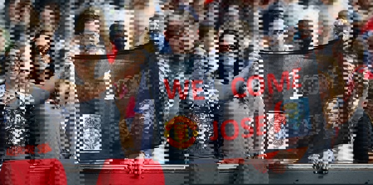 استقبال حافل لجوزيه مورينيو في أولد ترافورد (صور)