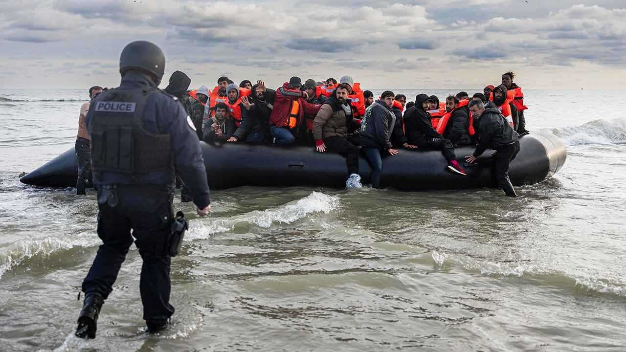 لندن تحتجز أول المهاجرين بموجب الاتفاق الفرنسي-البريطاني