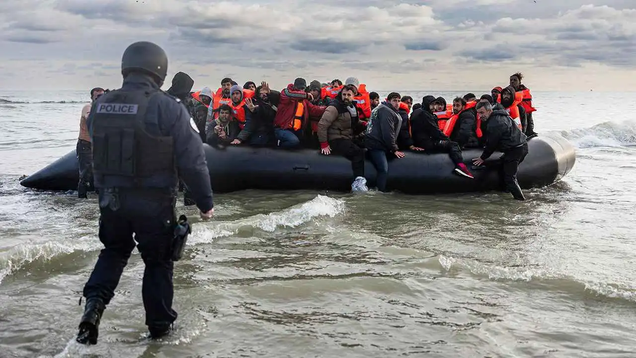 لندن تحتجز أول المهاجرين بموجب الاتفاق الفرنسي-البريطاني