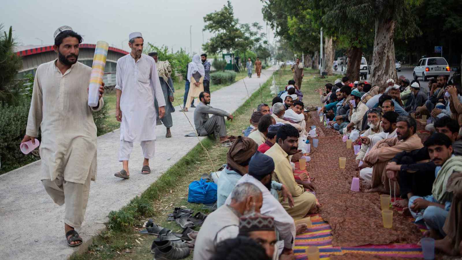 "حرب البيض".. عادة باكستانية تنتعش في رمضان