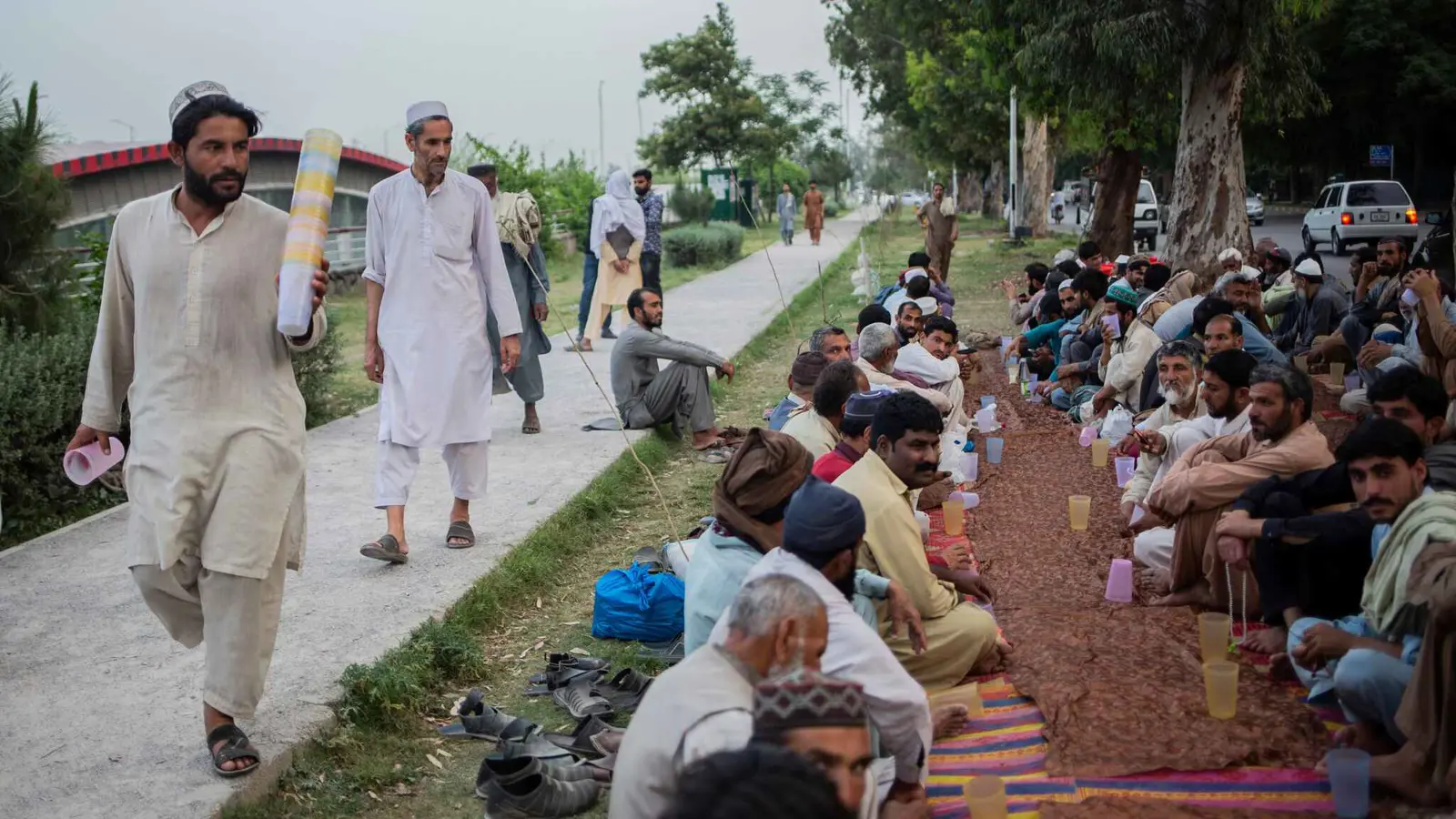 "حرب البيض".. عادة باكستانية تنتعش في رمضان