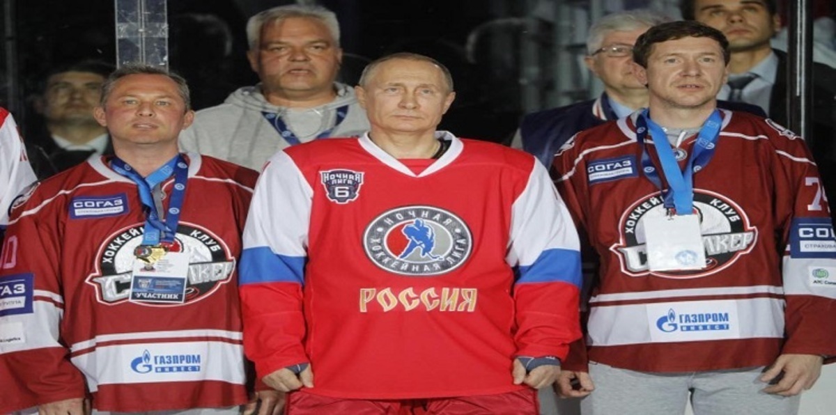 بعد سقوطه أرضًا.. بوتين ينكر ضلوع روسيا في إقالة مدير الـ"FBI"