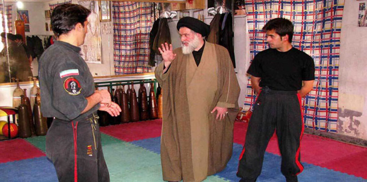 متشدد إيراني بارز يثير السخرية بممارسته رياضة الدفاع عن النفس(صور)