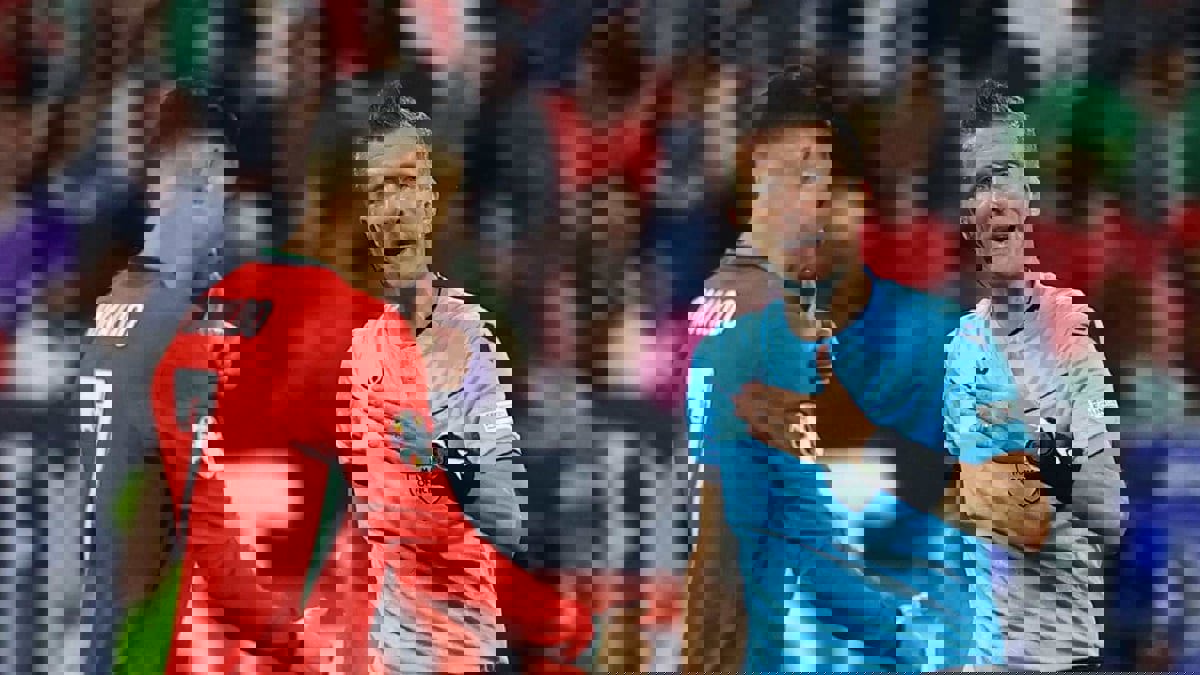 حكم لقاء البرتغال وسلوفينيا يُفسد خدعة رونالدو (فيديو)