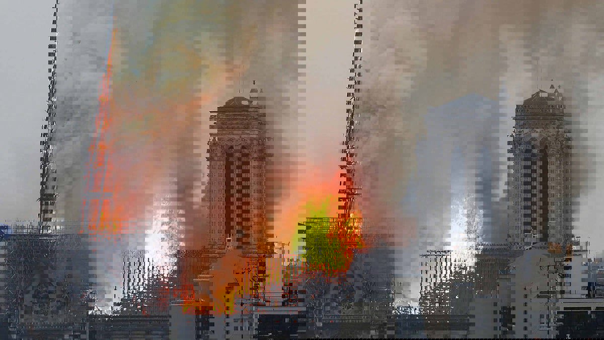 فرنسا تعلن إخماد حريق كاتدرائية نوتردام "بالكامل"