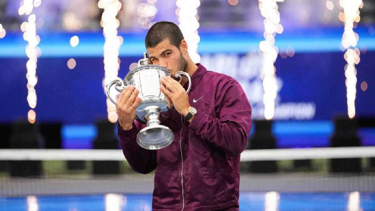 احتفال مؤثر بين ألكاراز ووالده بعد التتويج بلقب أمريكا المفتوحة للتنس (فيديو)