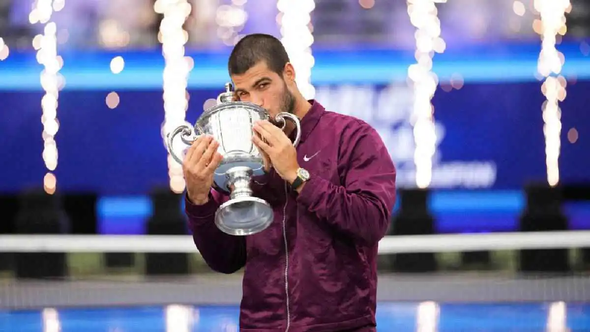 احتفال مؤثر بين ألكاراز ووالده بعد التتويج بلقب أمريكا المفتوحة للتنس (فيديو)