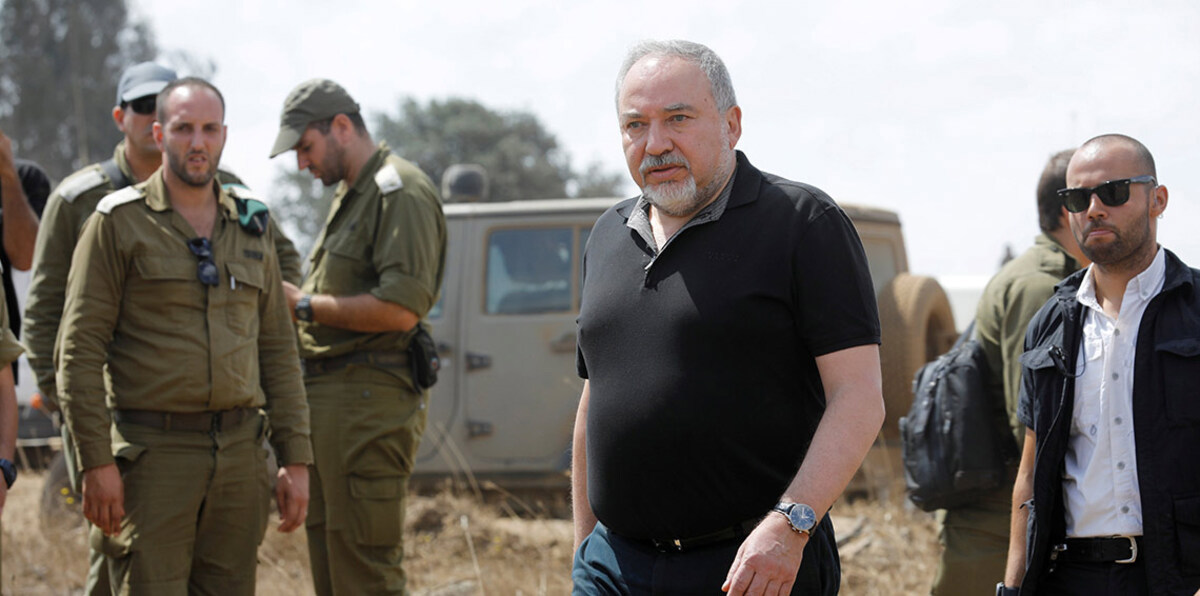 ليبرمان يلمح إلى استهداف مواقع إيرانية في العراق