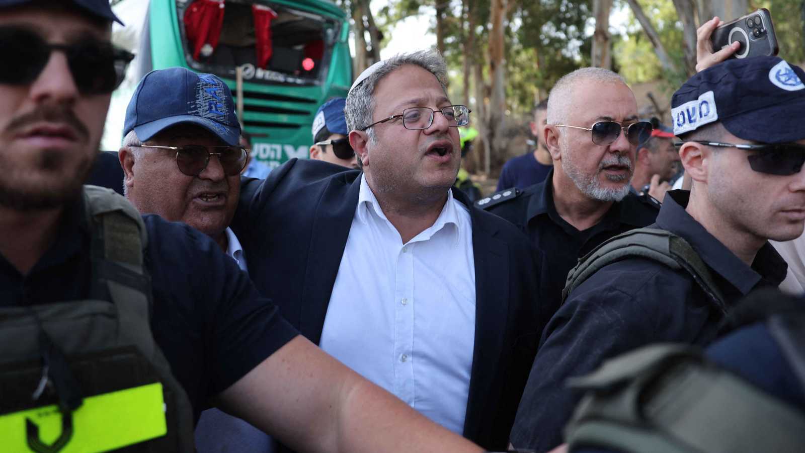 بن غفير يشرف "ميدانيا" على هدم بيوت في النقب (فيديو)