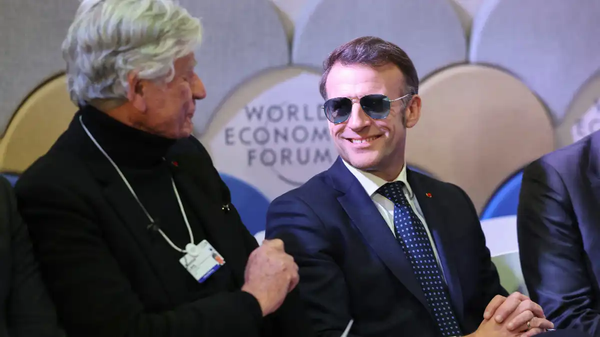 ظهور الرئيس الفرنسي ايمانيول ماكرون بالنظارة الشمسية