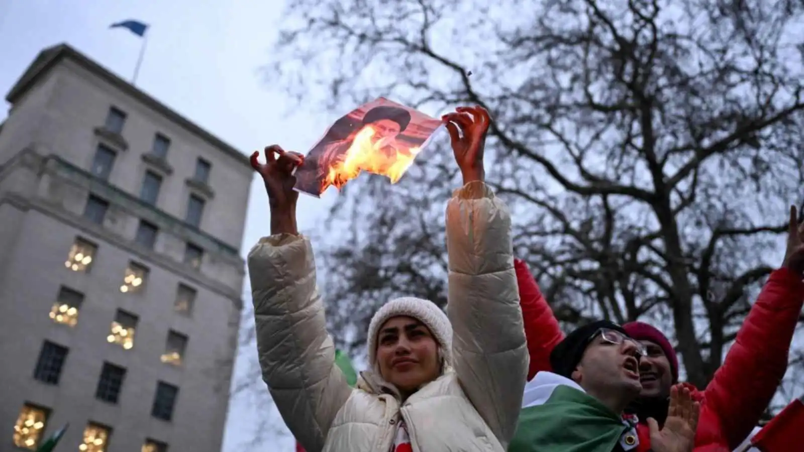 إخلاء وإغلاق الطابق الأول من مبنى القنصلية الإيرانية في لندن (فيديو)