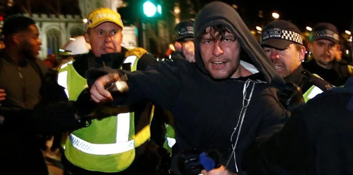 بالصور.. بريطانيا تواجه احتجاج "أنونيموس" بالضرب والاعتقال