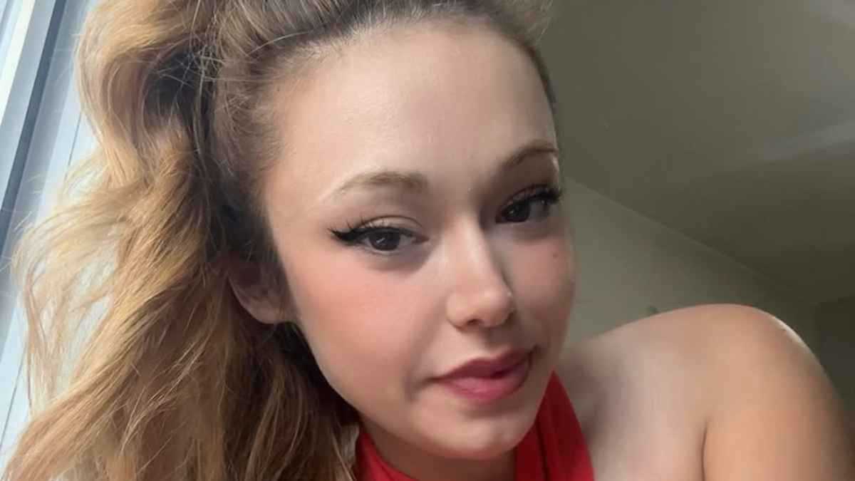 مدربة رياضية شهيرة تعود لناديها بساقين اصطناعيتين (فيديو)