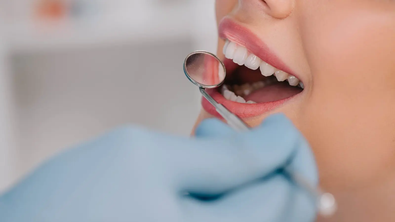 6 تغييرات في الفم قد تكشف عن "أمراض خطيرة"