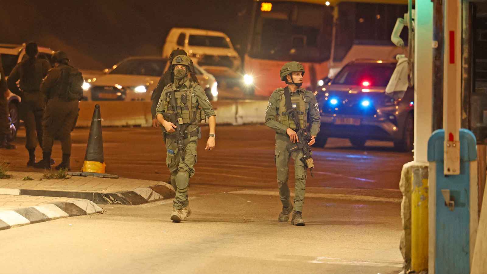 قتيل بإطلاق نار على حافلة إسرائيلية في الضفة الغربية