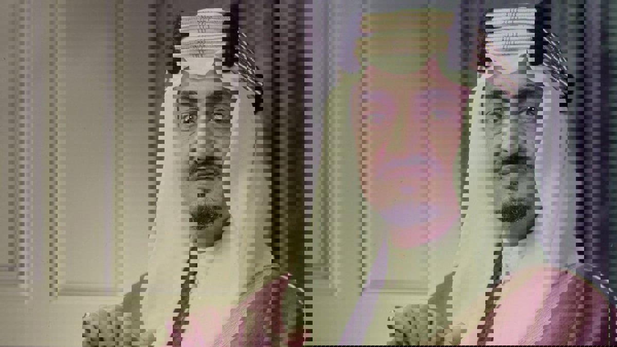 بين طرفة بن العبد والملك فيصل!