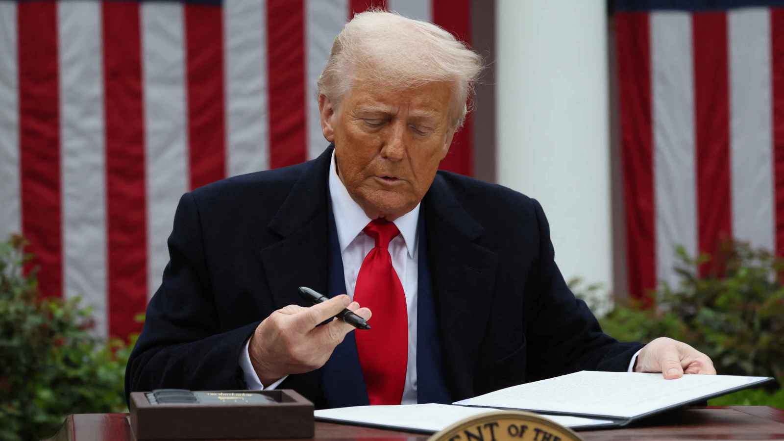 أمر تنفيذي جديد.. ترامب يضاعف الرسوم الجمركية على المعادن