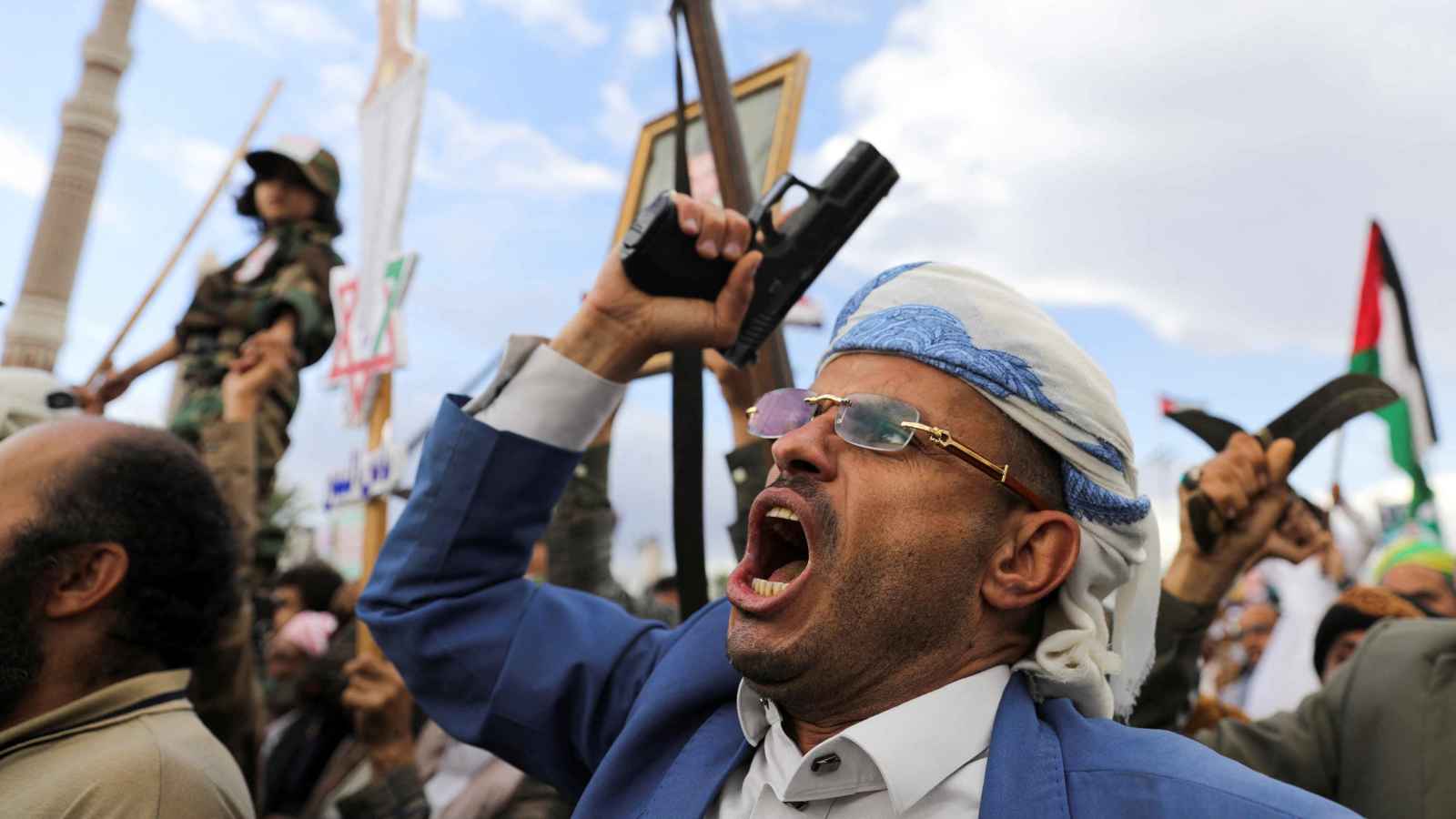 جبايات حوثية في البحار.. الملاحة الدولية بين التهديد والابتزاز