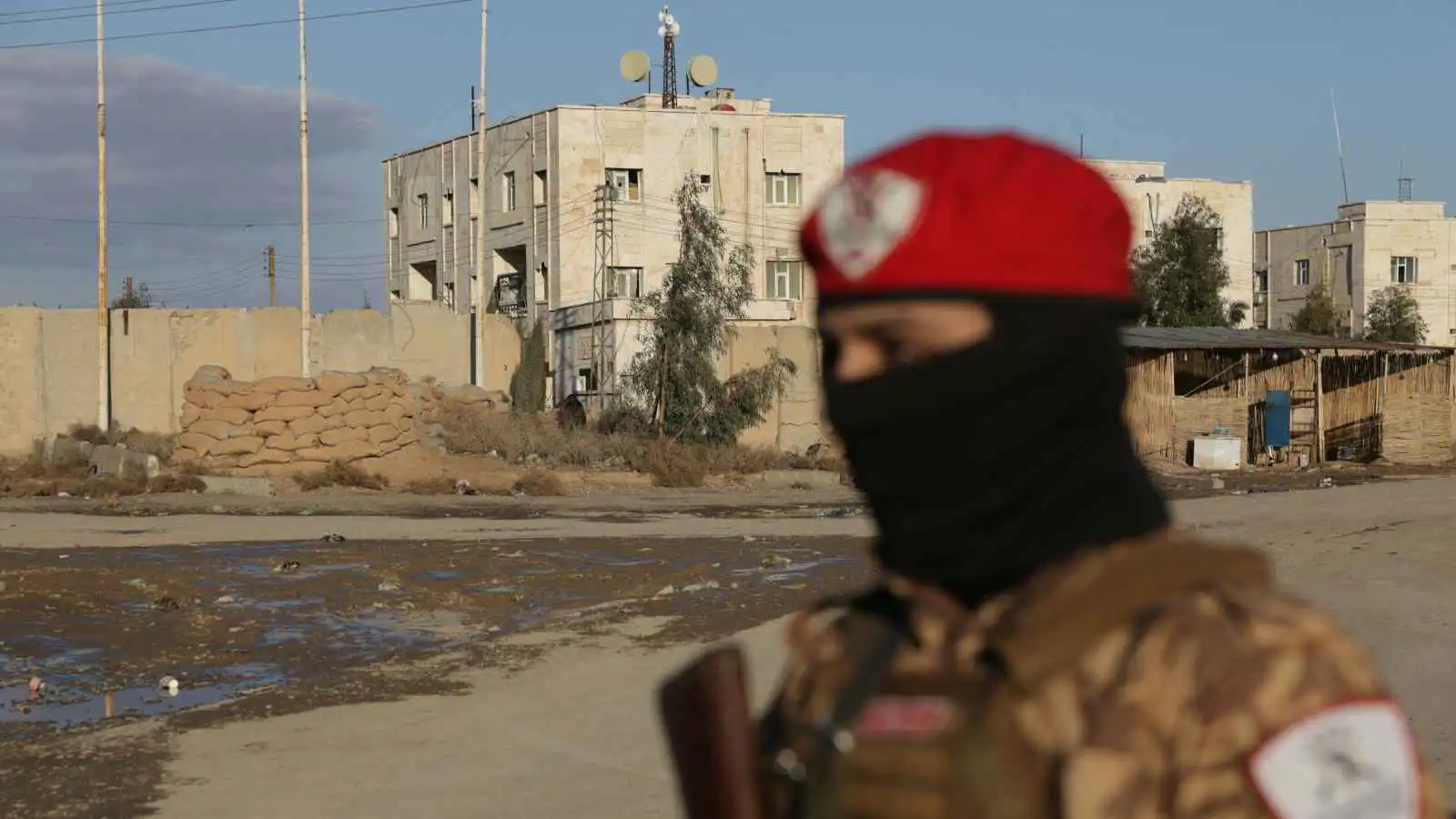 بينهم أوروبيون.. 150 "أميرًا داعشيًا" نقلوا من سوريا إلى العراق