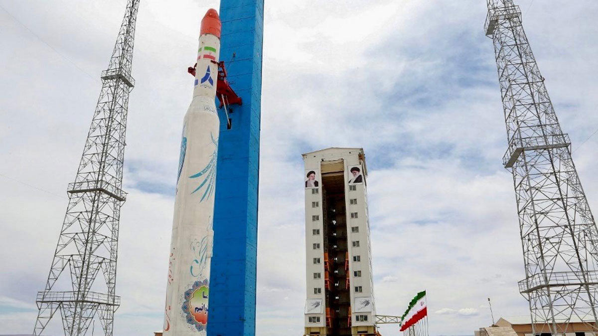 بين السخرية والتشكيك.. الحرس الثوري الإيراني يطلق أول قمر صناعي عسكري للفضاء (فيديو)