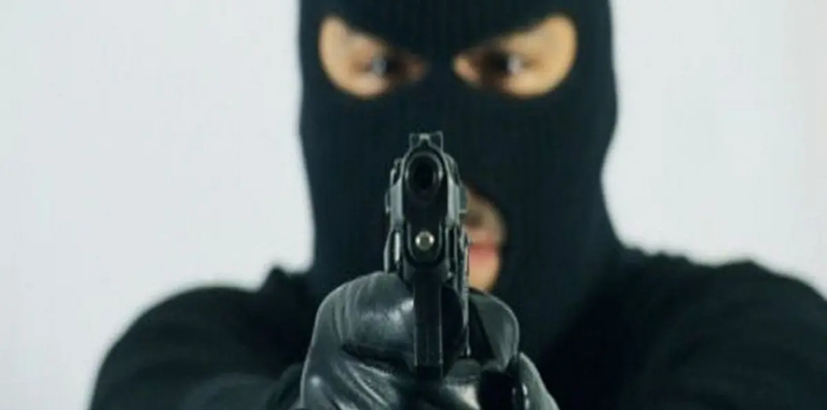 بالفيديو والصور.. أردنيون يفشلون محاولة سطو على بنك بعمان ويعتقلون الفاعل