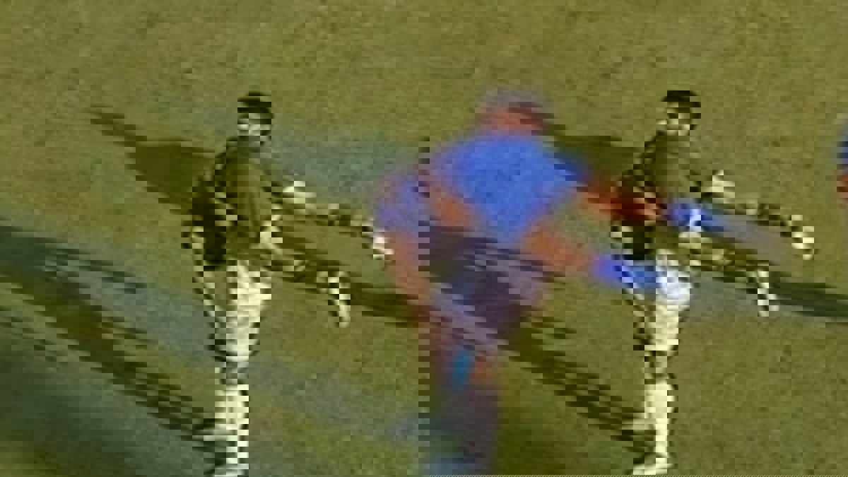 حمبوزو لاعب المصرية للاتصالات ينقذ توفيق محمد لاعب بتروجت من إصابة خطيرة في الرأس (فيديو)