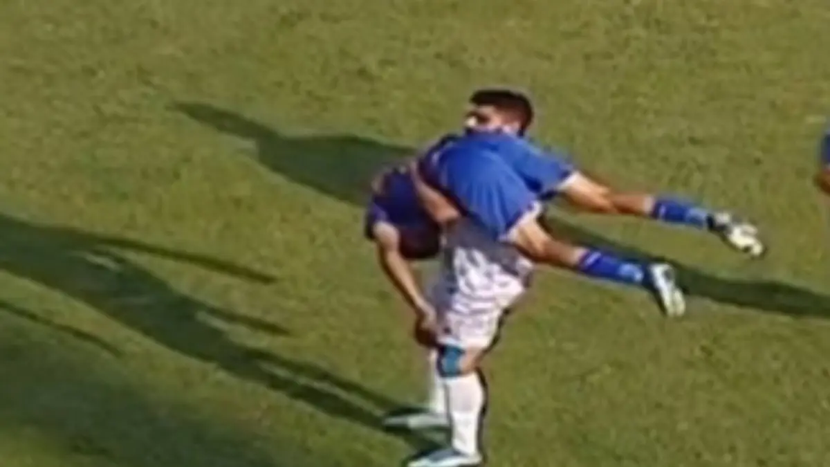 حمبوزو لاعب المصرية للاتصالات ينقذ توفيق محمد لاعب بتروجت من إصابة خطيرة في الرأس (فيديو)