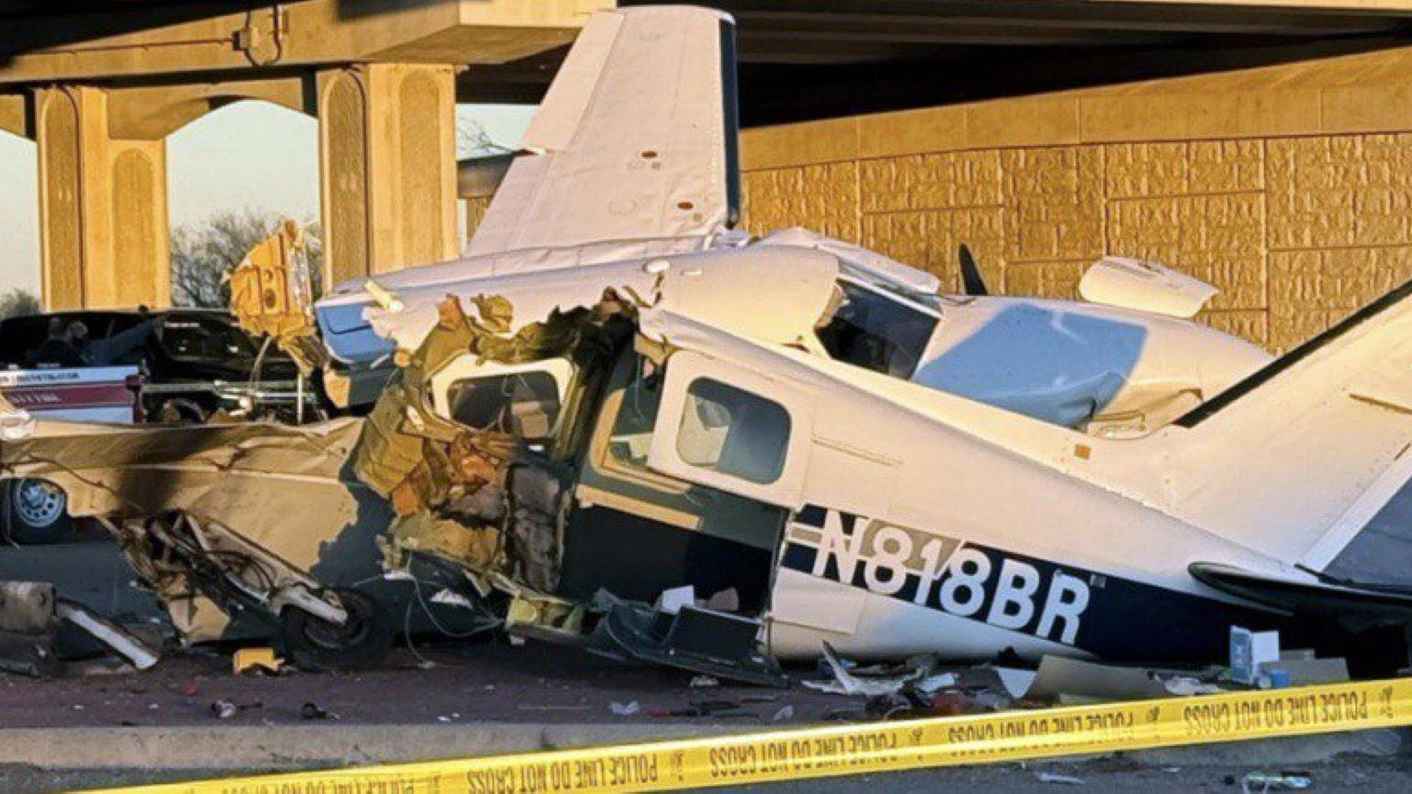 حادث مروع.. هبوط اضطراري لطائرة صغيرة على طريق سريع (فيديو)