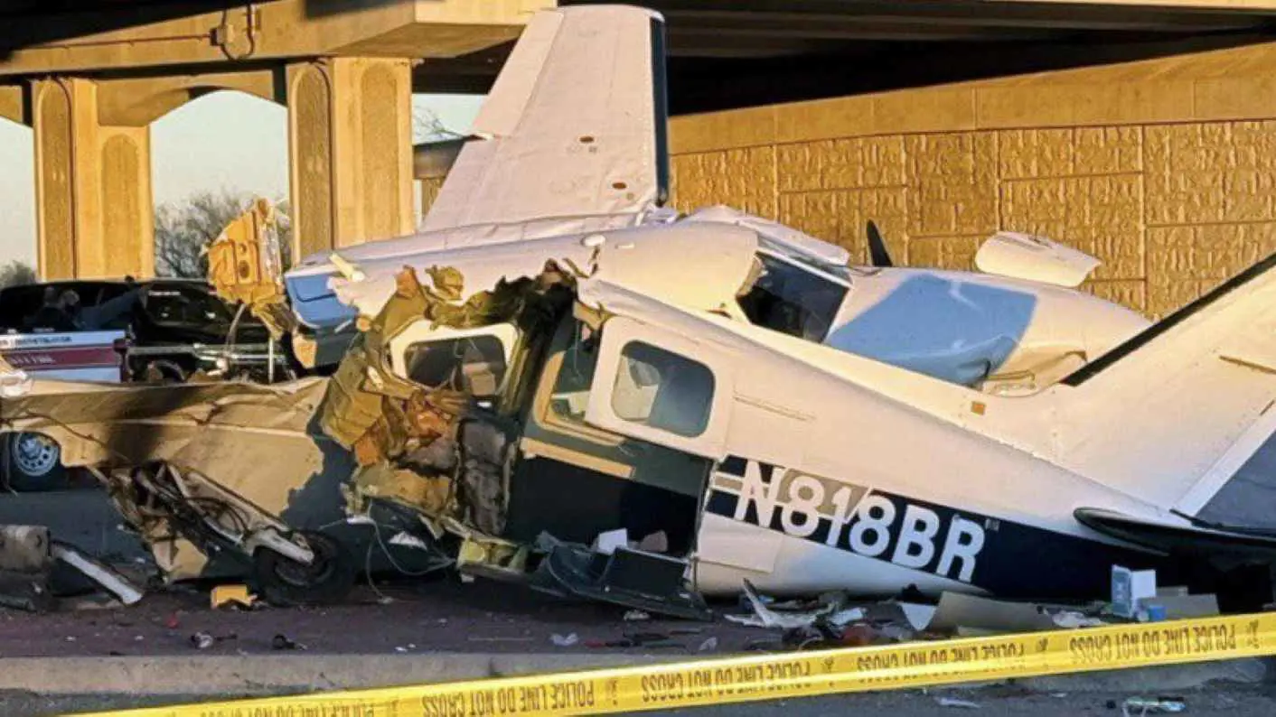 حادث مروع.. هبوط اضطراري لطائرة صغيرة على طريق سريع (فيديو)