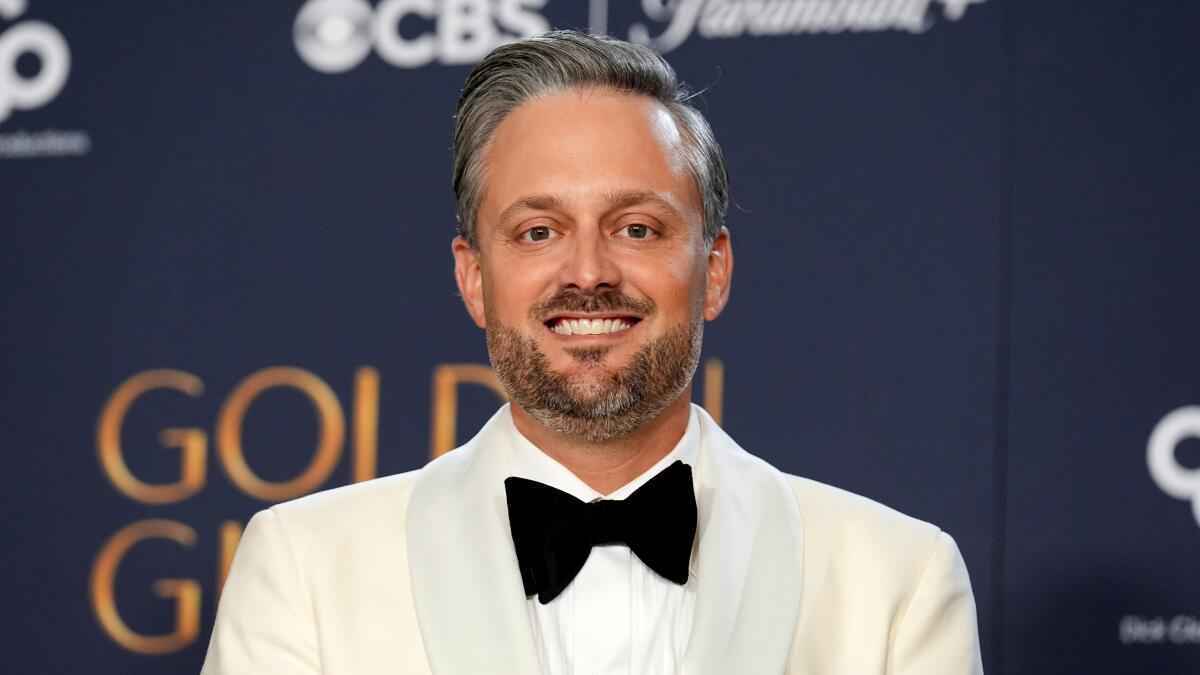 الكوميدي "نيت بارغاتزي" يقدّم حفل جوائز إيمي