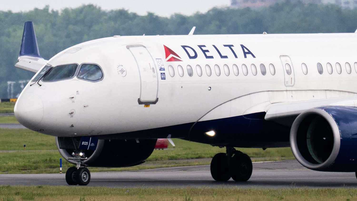 إصابة مضيفة في حادث تصادم طائرتين بنيويورك (فيديو)