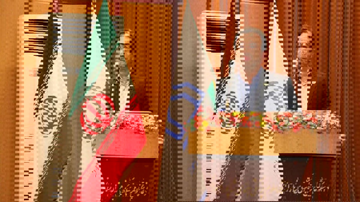 إيراني يصفع رئيس جامعة بحضور وزير الصحة في خوزستان