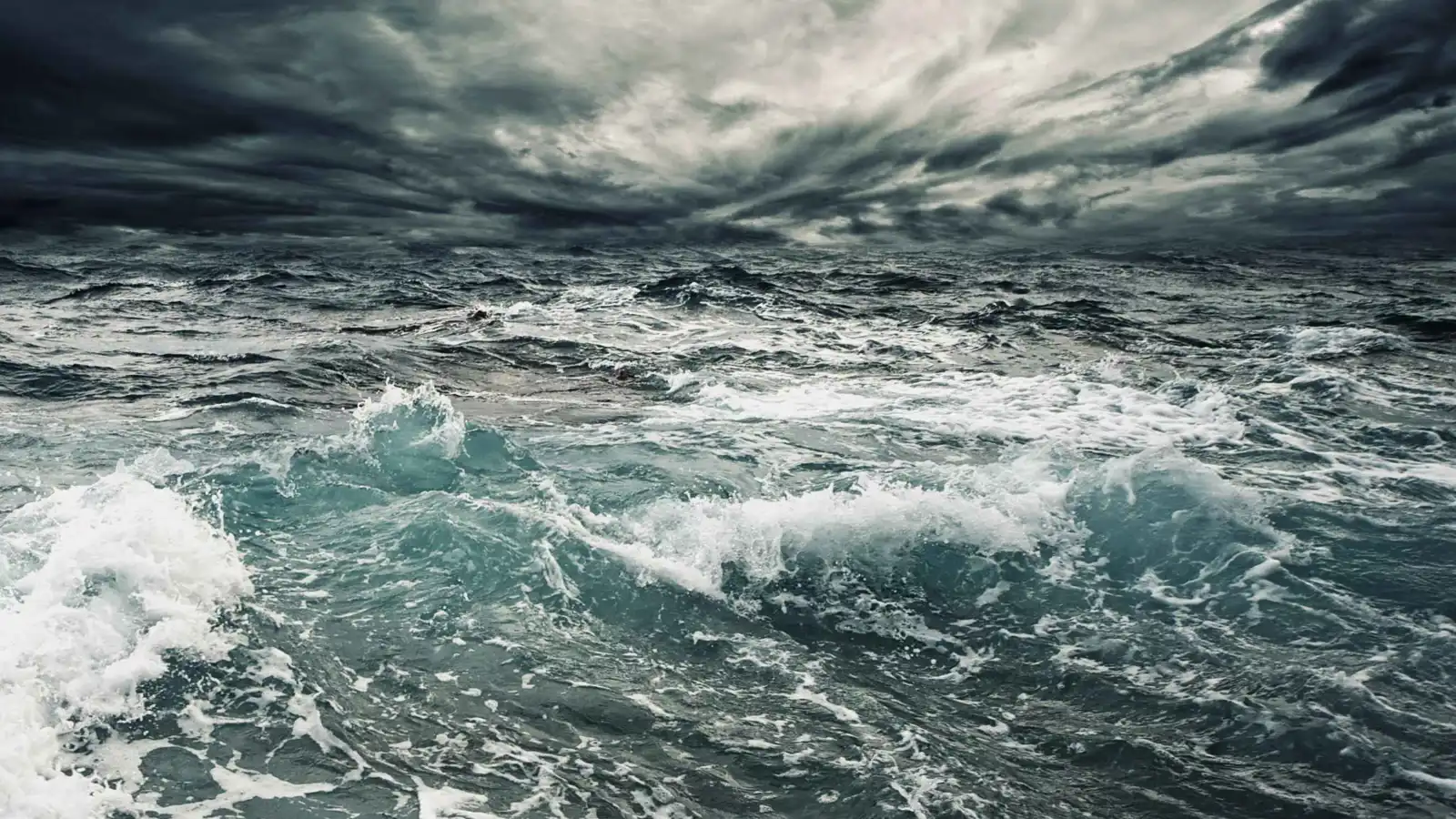 صورة صادمة لرجل يغامر بحياته قرب موجة عاتية في إنجلترا