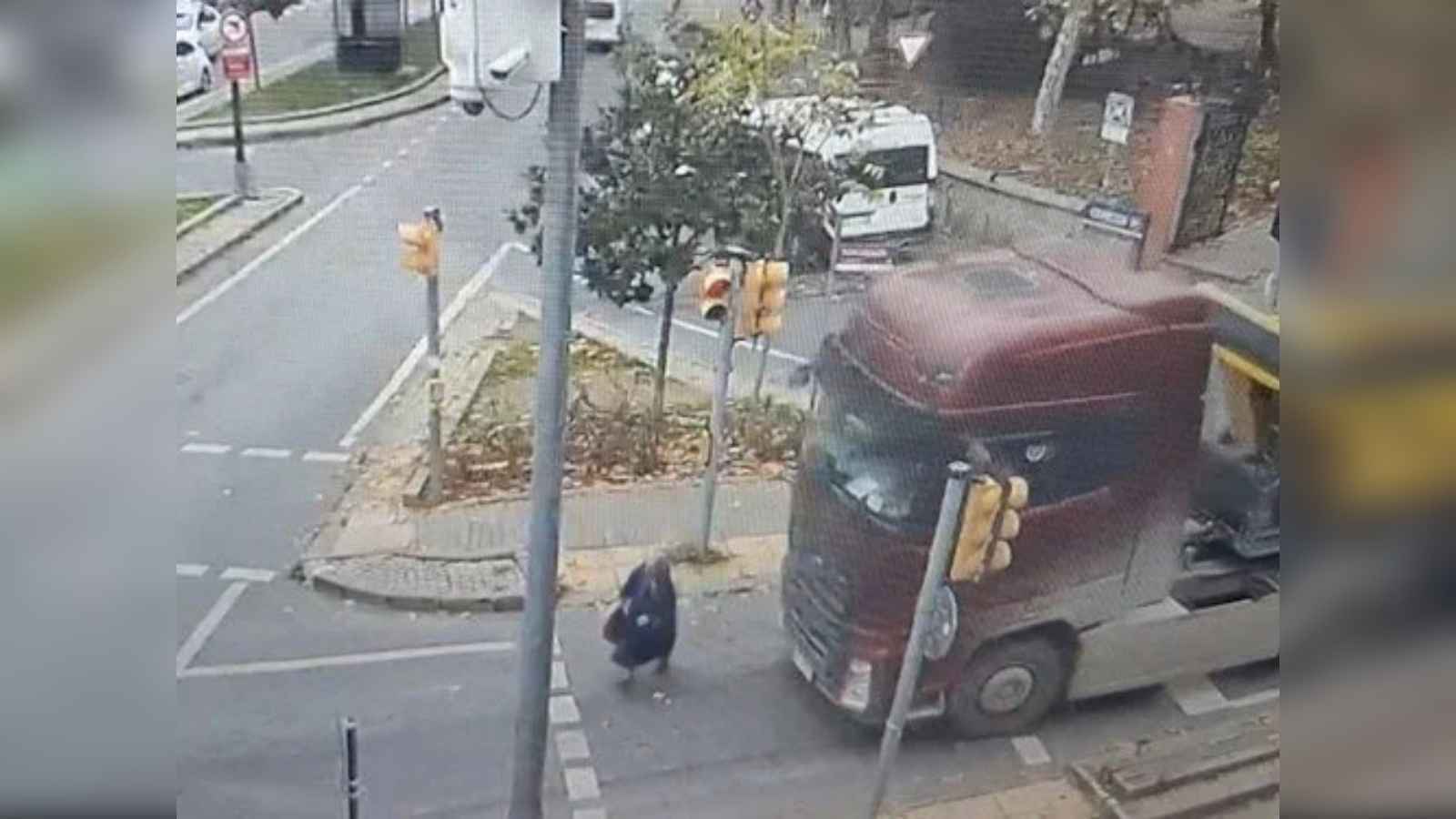 "صادم".. هكذا دهست شاحنة امرأة مسنّة في إسطنبول (فيديو)