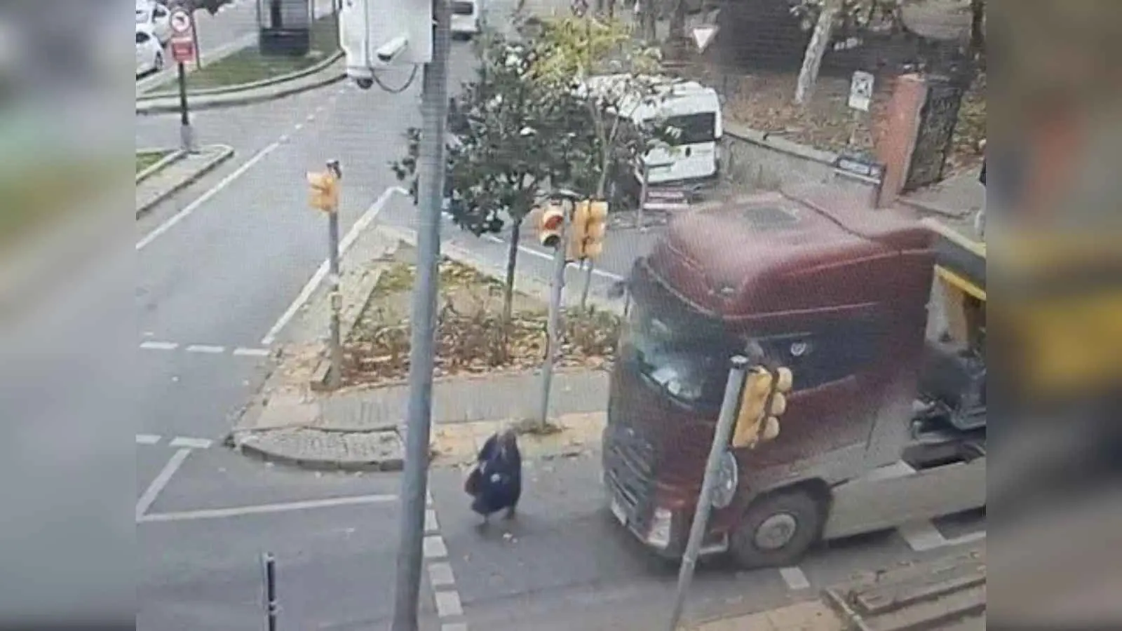 "صادم".. هكذا دهست شاحنة امرأة مسنّة في إسطنبول (فيديو)