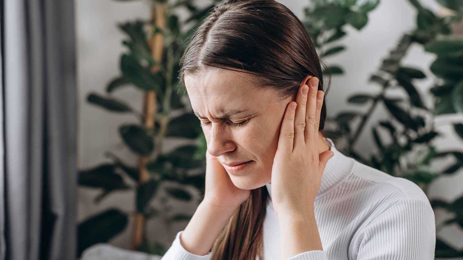 "طنين الأذن".. كيف يترك الجسم في حالة تأهب مستمرة؟