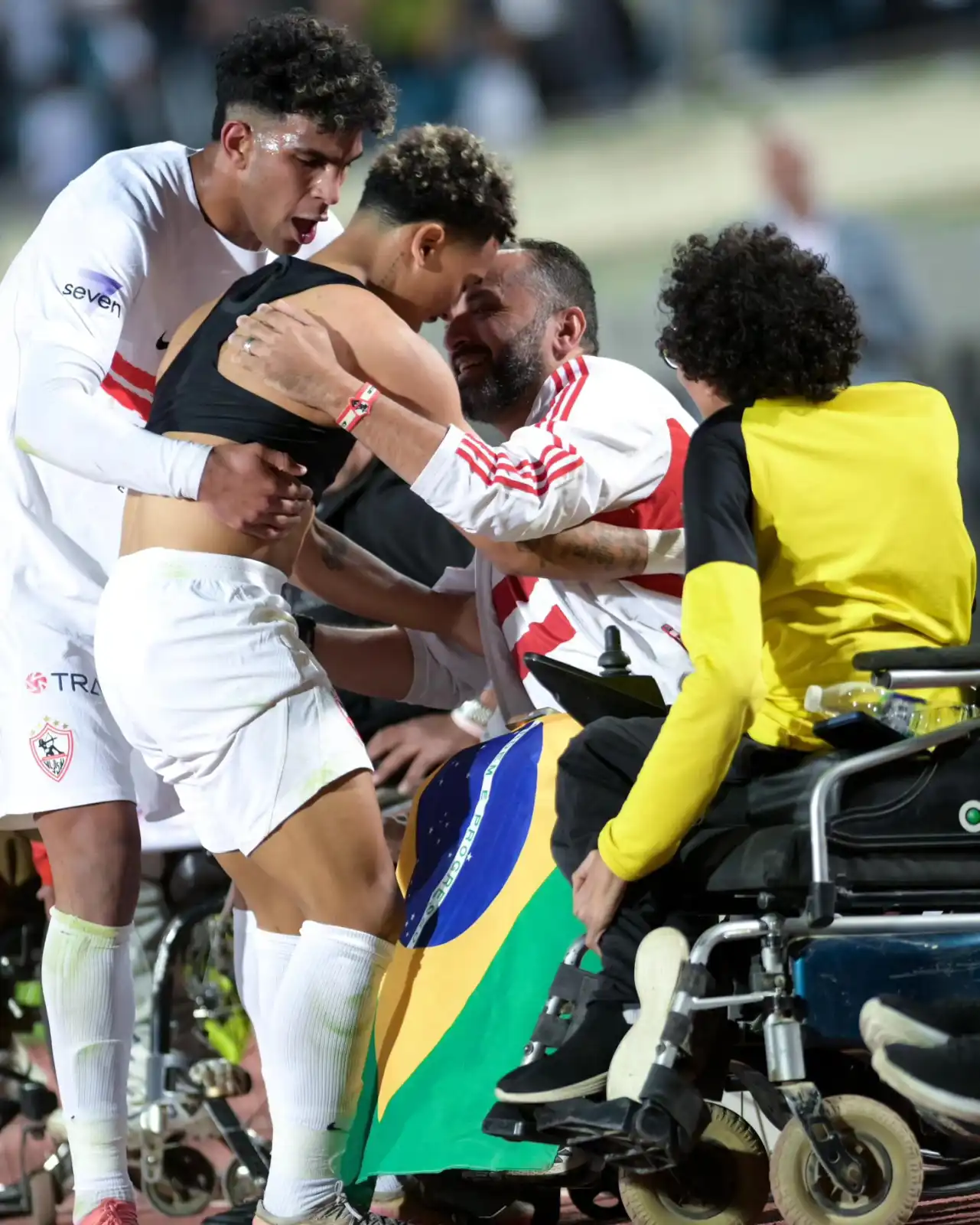 بيزيرا يحتفل مع مشجع من ذوي الهمم