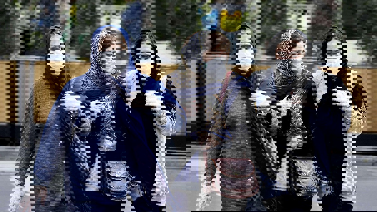 إيران .. اعتقال شخصين تحديا "كورونا" بـ"لعق الأضرحة" (فيديو)