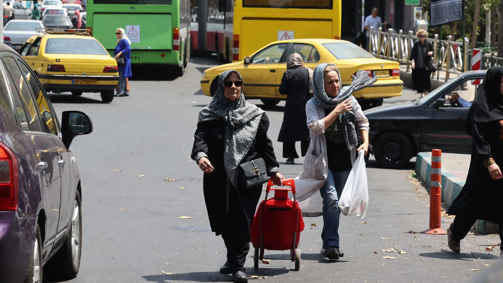 العقوبات ترفع معدلات الفقر والإحباط في المجتمع الإيراني