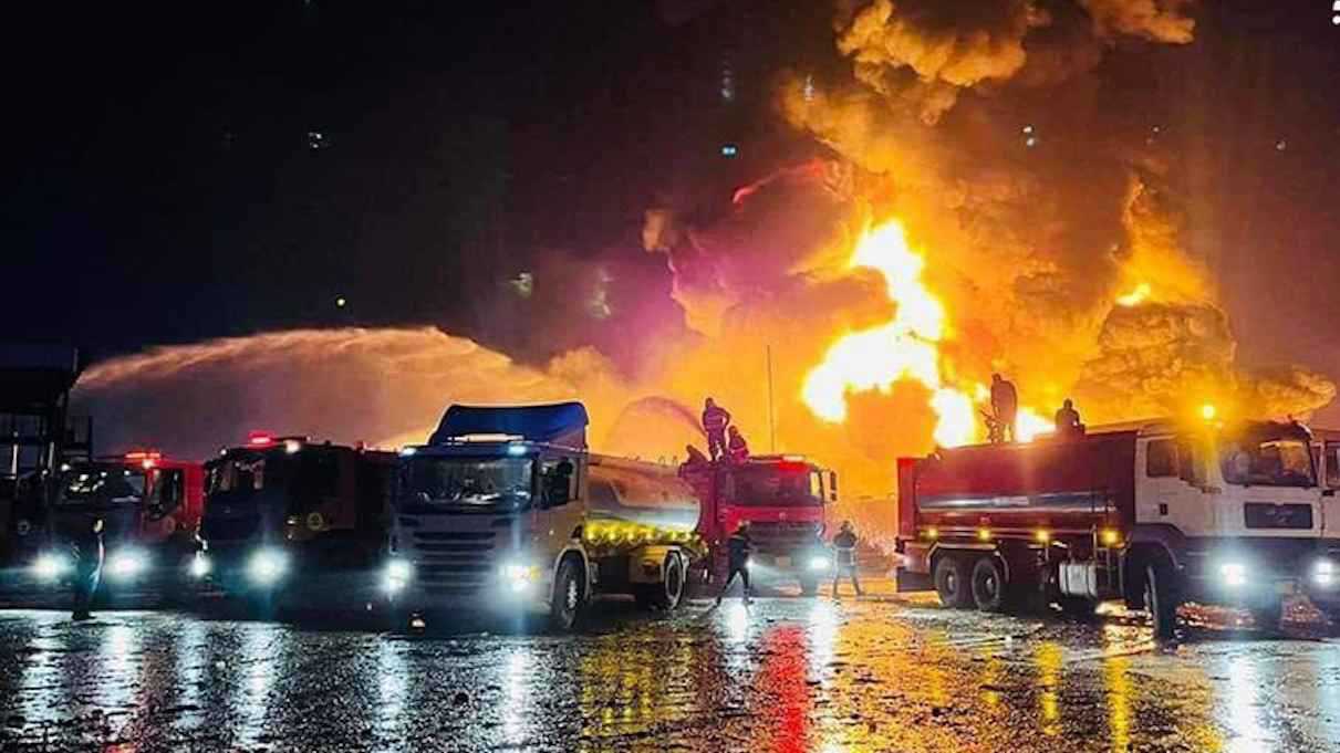 هزَّ المنازل.. انفجار صهريج وقود داخل محطة محروقات في أربيل (فيديو)