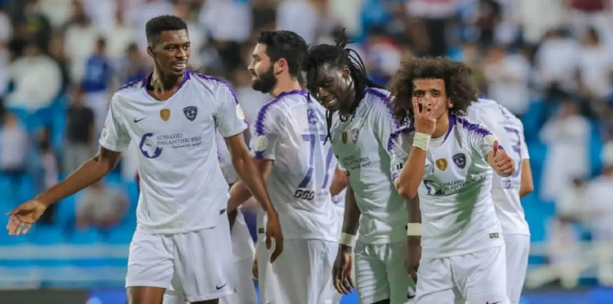 بعد انتشار مقطع لغضبه في مباراة الهلال والرائد.. عمر خربين ينفي وجود خلافات مع عموري بهذه الطريقة (فيديو)