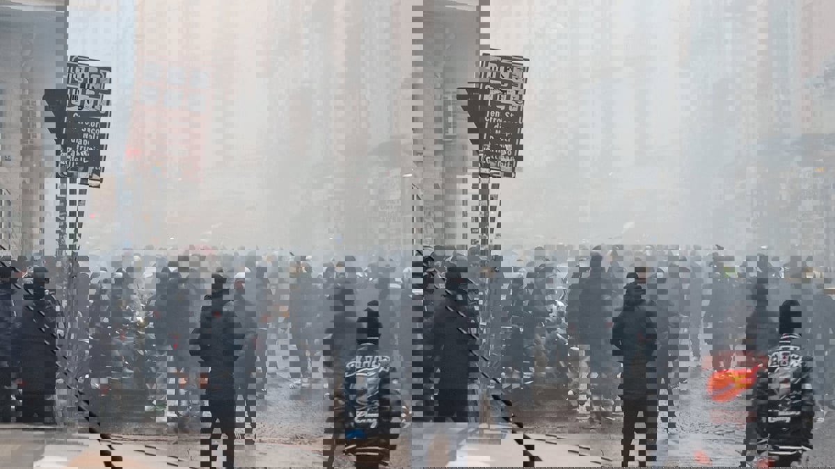 اشتباكات عنيفة بين أولتراس فرانكفورت ونابولي تهدد بإلغاء مباراة الفريقين بدوري أبطال أوروبا (فيديو)