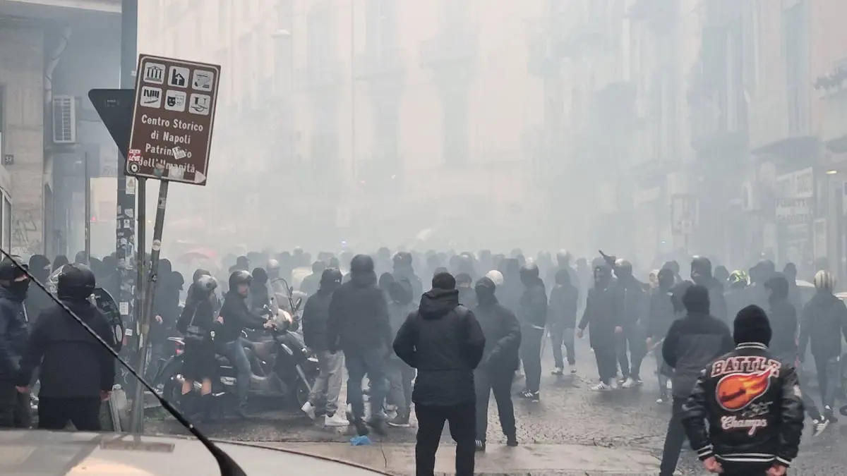 اشتباكات عنيفة بين أولتراس فرانكفورت ونابولي تهدد بإلغاء مباراة الفريقين بدوري أبطال أوروبا (فيديو)