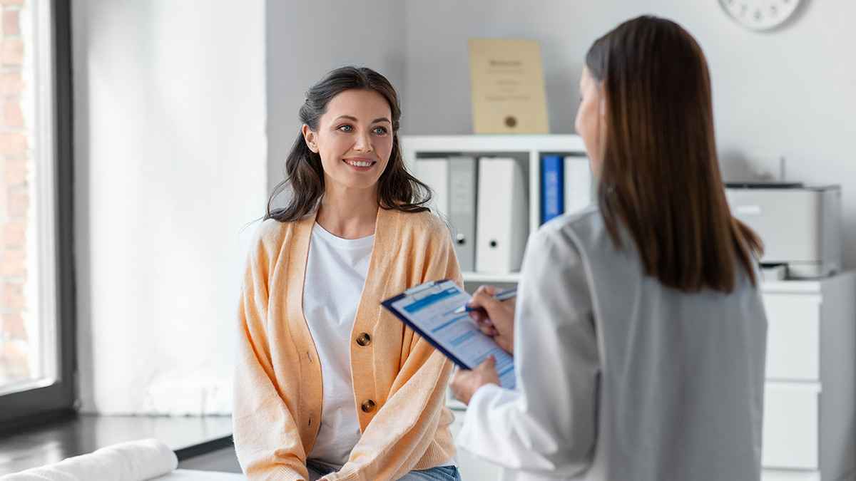 تلوث الهواء يهدد صحة عظام النساء بعد انقطاع الطمث