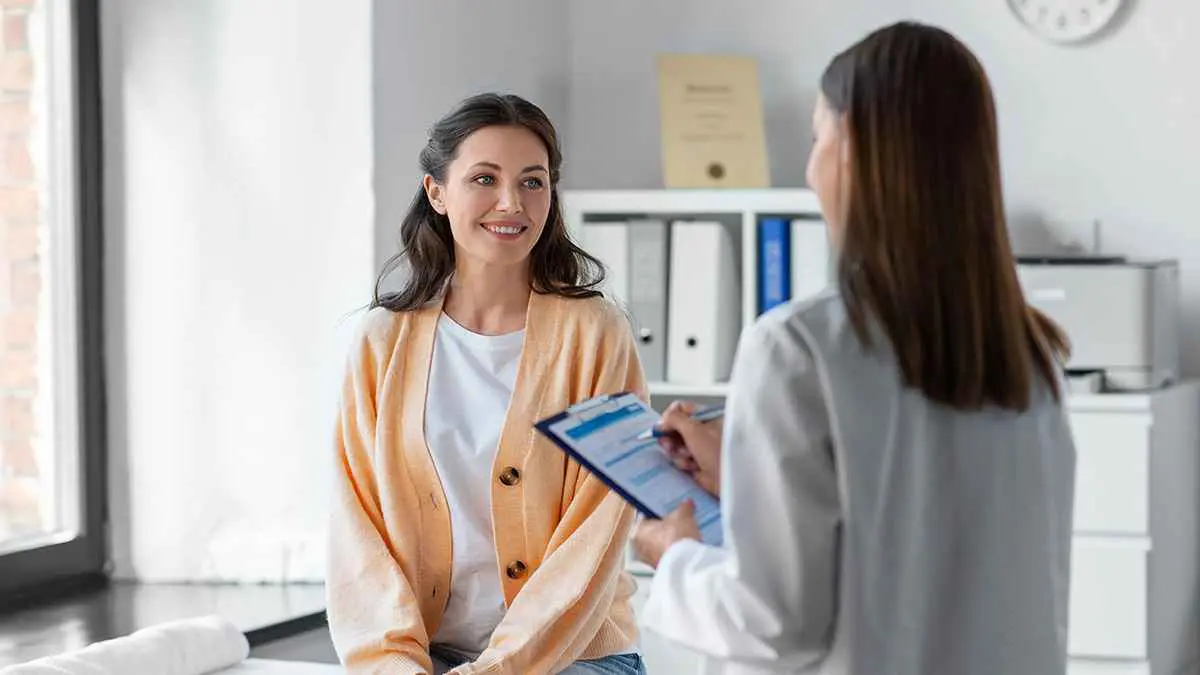 تلوث الهواء يهدد صحة عظام النساء بعد انقطاع الطمث