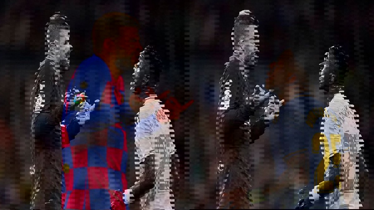 أنت مجنون؟!.. هذا ما دار بين بيكيه وفينسيوس جونيور حينما حاول الحصول على ركلة جزاء