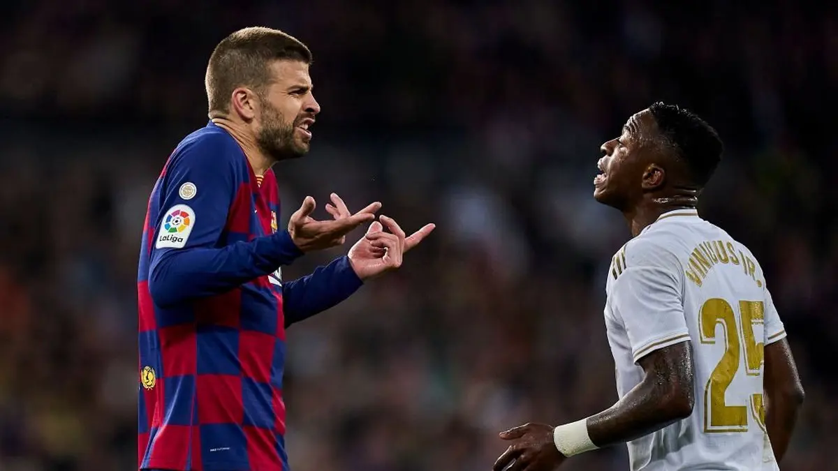 أنت مجنون؟!.. هذا ما دار بين بيكيه وفينسيوس جونيور حينما حاول الحصول على ركلة جزاء