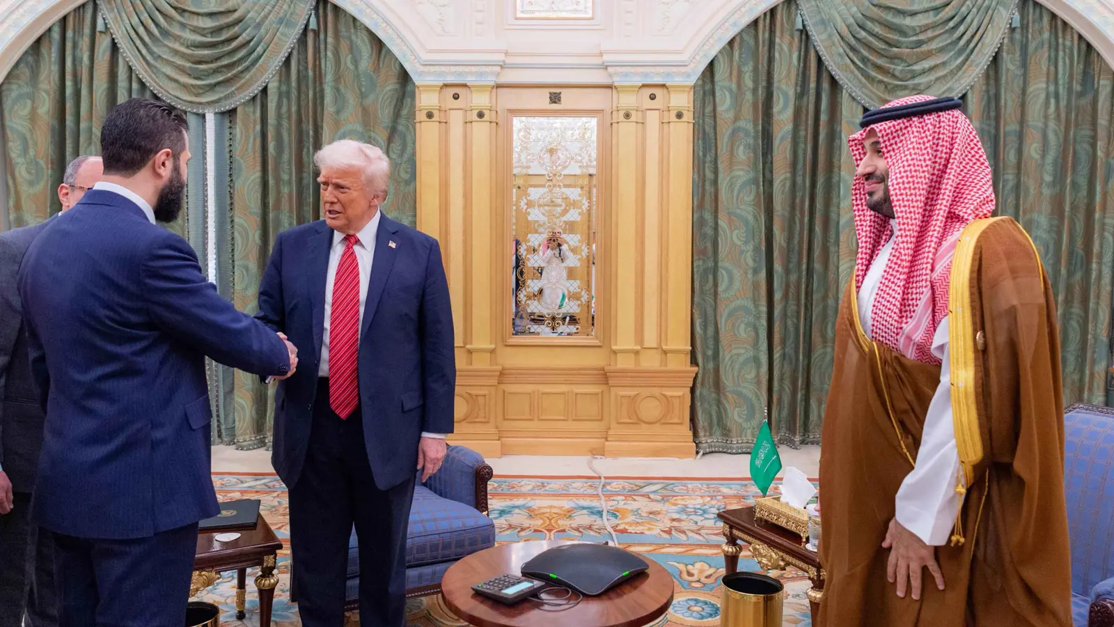 بعد التعهد برفع العقوبات.. ترامب يلتقي الشرع في الرياض (صور)